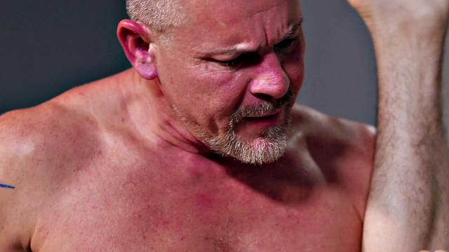 качок жестко трахается с взрослым мужчиной без резинки