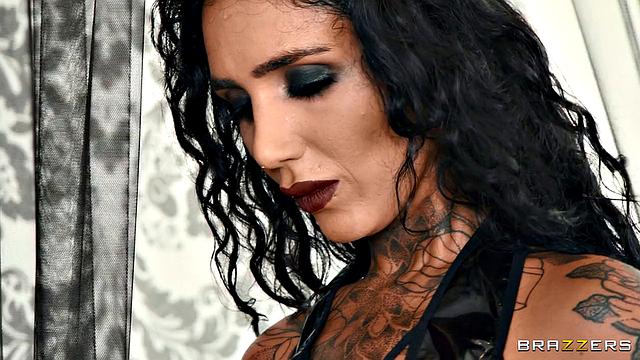 Татуированная брюнетка Tyra Ride скачет на большом члене Jordi и орет от кайфа, вся в сперме после жесткого траха.