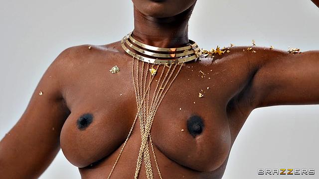 модница сосёт и трахается на диване, чтоб не смялась одежда