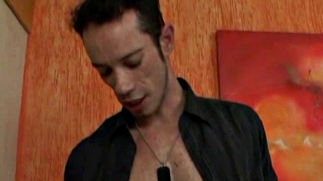 трое геев устраивают минет и стриптиз на вечеринке