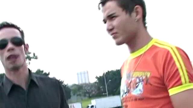 трое геев устраивают минет и стриптиз на вечеринке