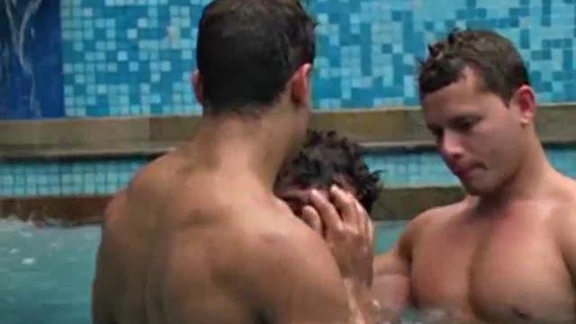 Бразильские красавцы топят Дарриена в бассейне и устраивают мокрый трах