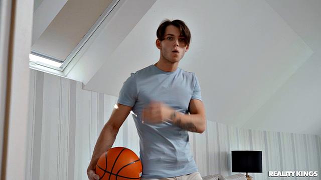 Пышная Megan Fiore трахается с другом парня прямо в ванной - её большая жопа в деле!