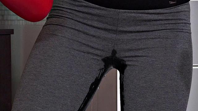 рыжая фанатка спорта захлёбывается в моче и получает жёстко от тренера