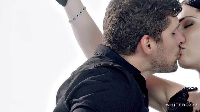 Рыжая Миа Эванс кайфует от бондажа и страстного секса с Кристофом Кейлом в новом эксперименте удовольствия.