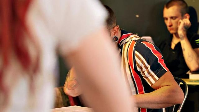 огненно-рыжая транса сосёт и скачет в кафе, будто это её офис