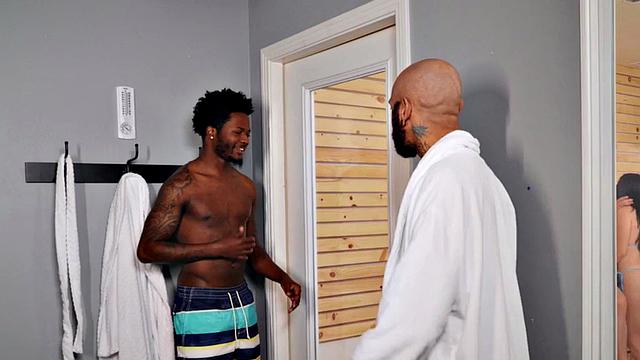 би красотка на пару с удачливыми парнями жжет в сауне