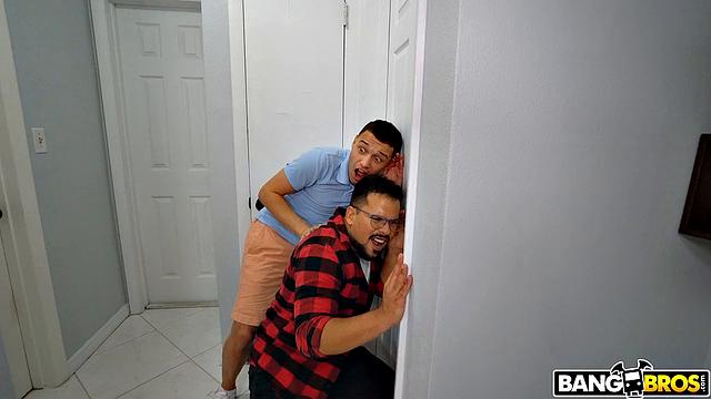 Лолли Деймс соблазняет пасынка, пока муж слушает по телефону секс-шоу с ней в спальне.