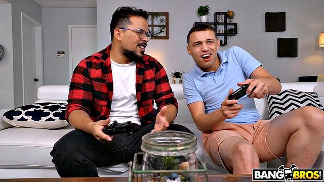 Лолли Деймс соблазняет пасынка, пока муж слушает по телефону секс-шоу с ней в спальне.