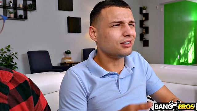 Лолли Деймс соблазняет пасынка, пока муж слушает по телефону секс-шоу с ней в спальне.