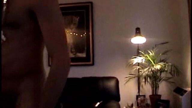 Винни с жадностью отсасывает здоровый член Энрике, не сдерживая страсть.