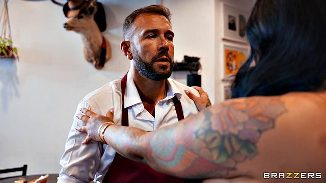 Конни Периньон устраивает скандал в кафе и соблазняет бывшего на секс на рабочем месте.