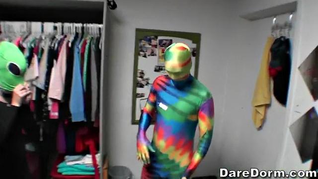 жаркая групповуха в костюмах инопланетян