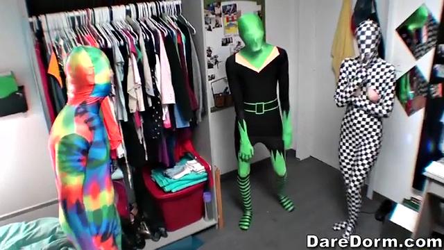 жаркая групповуха в костюмах инопланетян