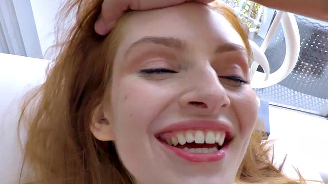 рыжая трахается в анал и дрочит себе пальцами