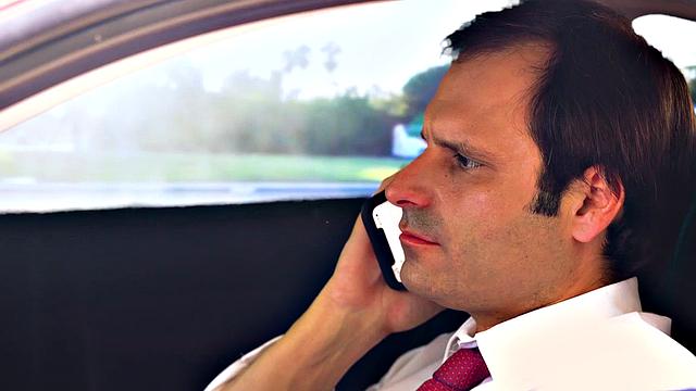 Ванесса Вега вытворяет чудеса на диване, а муж изучает Zen