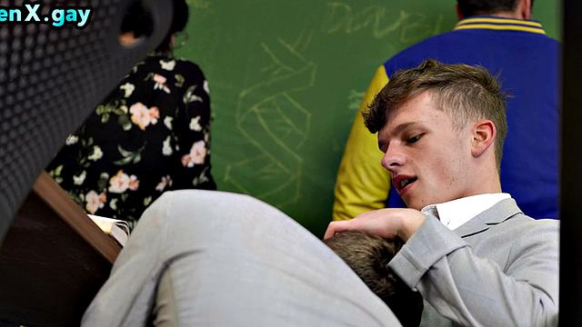 трое накачанных студентов жарко трахаются без гондона прямо в аудитории