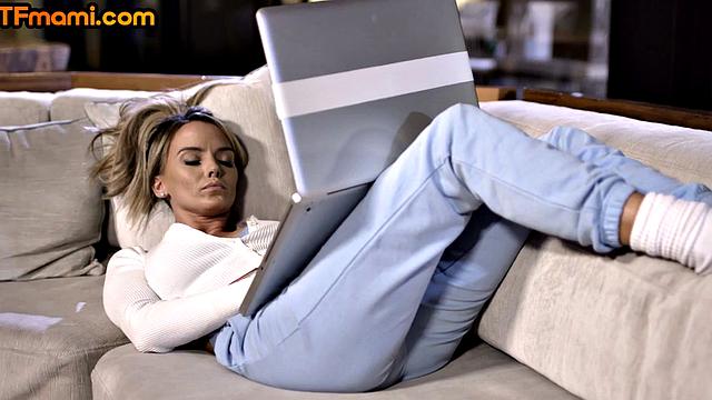 озабоченная милфа стонет с влажной киской в миссионерке