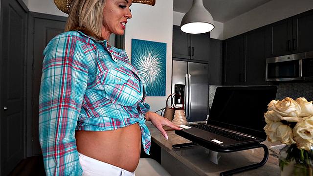 милфа соблазняет фотографа и глотает сперму прямо в спальне