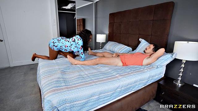 Гого Fukme ловит соседа на измене и тут же садится на его лицо, пока подруга ничего не подозревает.