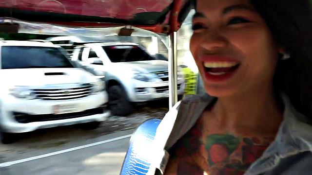 татуированная тайская транса дженни отсасывает и трахается с большим членом