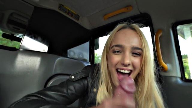 блондинка едет на такси и платит натурой водителю