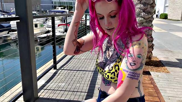 индийская тату-девка с жадностью вылизывает и ловит залп на лицо