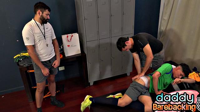 3some Latin twink fucked in locker room by sportive DILFS
