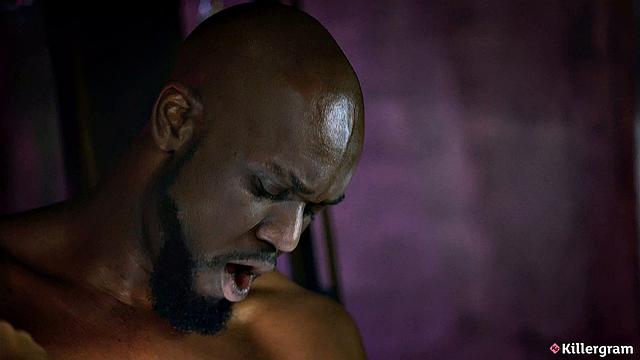 Baby Kxtten принимает большой член Rockhardo Black и получает внутренний кончил в жесткой сцене доминирования.