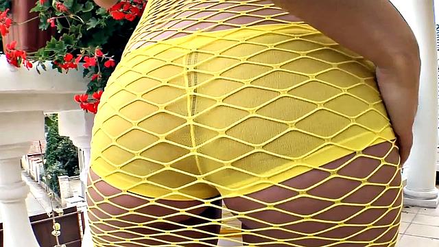 опытная мамаша не выдерживает напора двух жирных членов в жопе