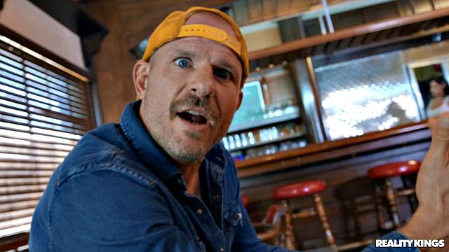 Официантка Мона Азар сразу захотела толстый член в машине - и не стала ждать до дома, отсосала прямо за рулём, потом села сверху, а потом дала и в попу, одни шутки и драйв пока ждал!  