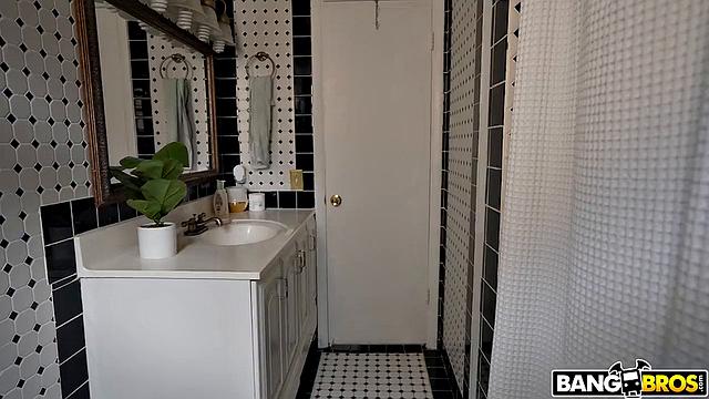 Hot Stepmom Can't Resist