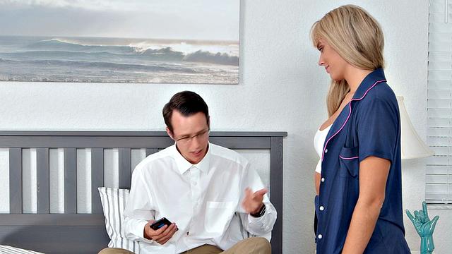 блондинка соблазняет папу подруги в день отца