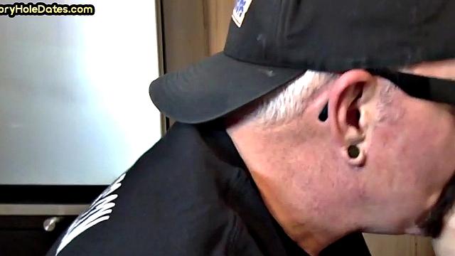 Bearded gloryhole DILF gives 