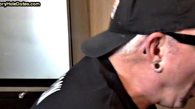 Bearded gloryhole DILF gives 