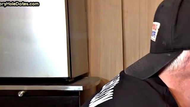 бородатый мачо с тату жарит у gloryhole по полной