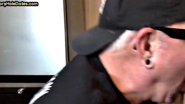 бородатый мачо с тату жарит у gloryhole по полной