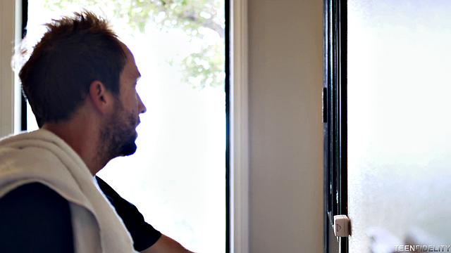 Эйприл Брукс только зашла, а уже на коленях и получает по полной