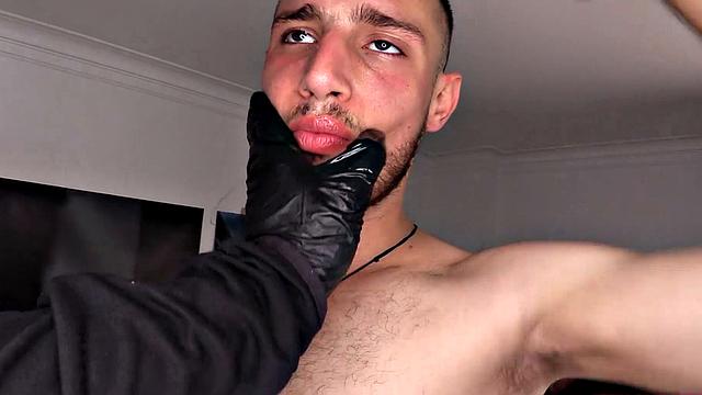 Латино красавчик дрочит толстый член и заливает всё спермой