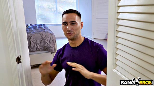 Смотри, как Кира Перез даёт Милану после голосования за её киску