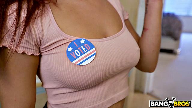 Смотри, как Кира Перез даёт Милану после голосования за её киску