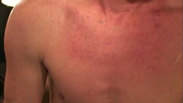 смотри, как зрелая любительница дрочит за деньги и кончает