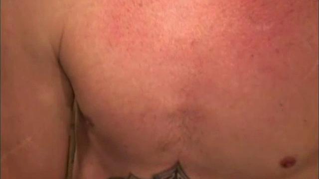 смотри, как зрелая любительница дрочит за деньги и кончает