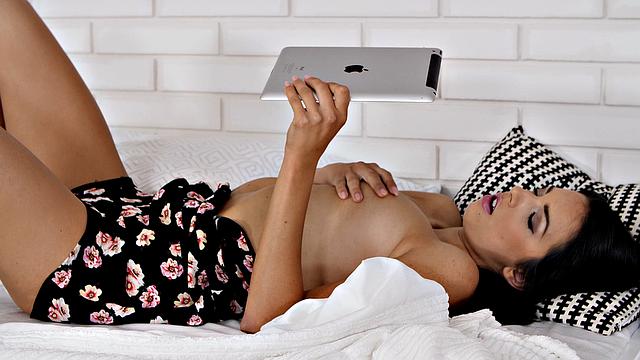 Hottie shoots a solo scene