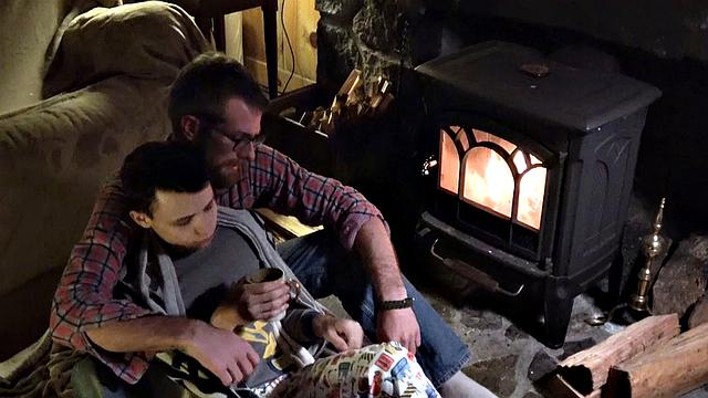 папик жёстко трахает взрослого сына у камина