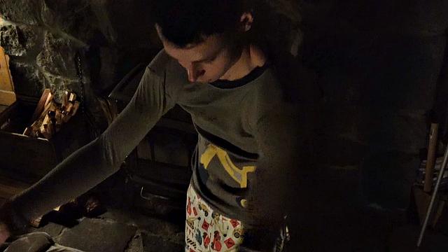 папик жёстко трахает взрослого сына у камина