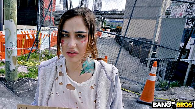 Бездомная брюнетка трахает на деньги, а потом возвращается к своим делам на улице - просто рабочий день для Chanel Brooks.