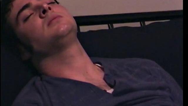 Гей-спортсмен Скотт дрочит с кайфом на камеру.