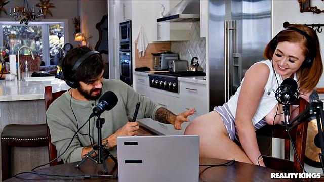 Калли Блэк устраивает горячее интервью с анальным сексом и глубоким проникновением с Nade Nasty на подкасте!