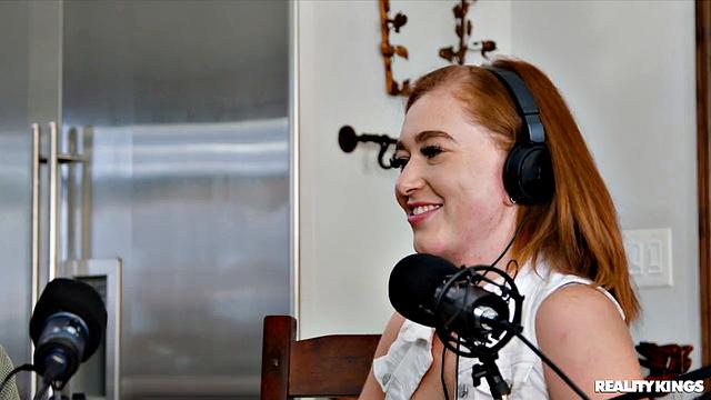 Калли Блэк устраивает горячее интервью с анальным сексом и глубоким проникновением с Nade Nasty на подкасте!